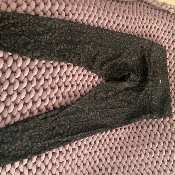 NWOT SIZE 10 CHEETA LULULEMON LEGGINGS NOT CROPPED REG LENGTH - Picture 1 of 2
